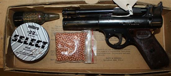 Webley .22 calibre Senior Air Pistol, with some accessories (in Smith & Wesson box)